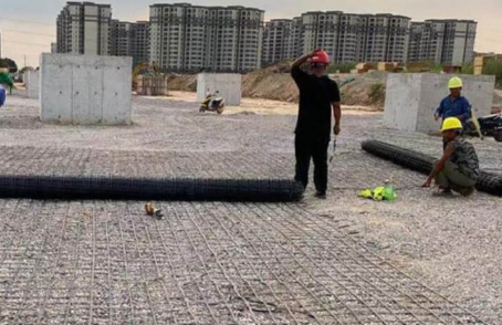 南圣镇土工格栅铺设前地基要怎么处理？